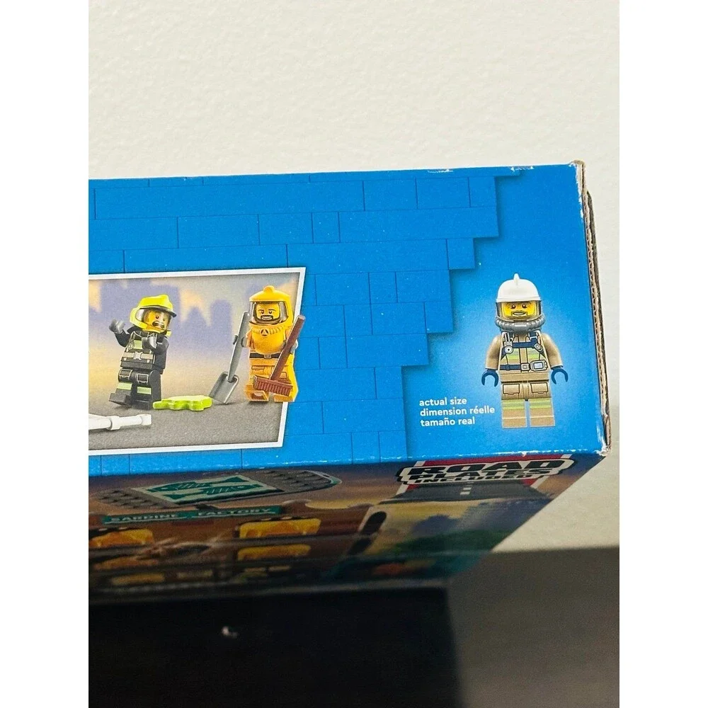 LEGO City Fire Brigade Truck Toy & Firefighter Set 60321 NEW RETIRED - Picture 4 of 5